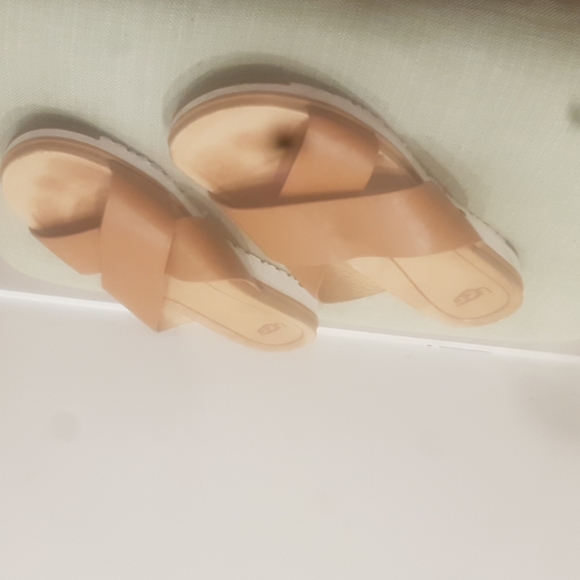 Euc Ugg leather sandals - Picture 4 of 7